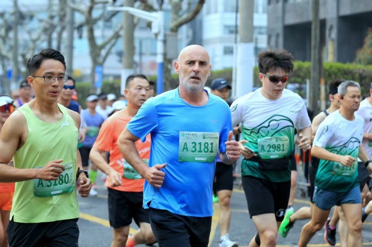 穆帅说这是他人生中的第一场半程马拉松赛，用愉快的方式体验上海